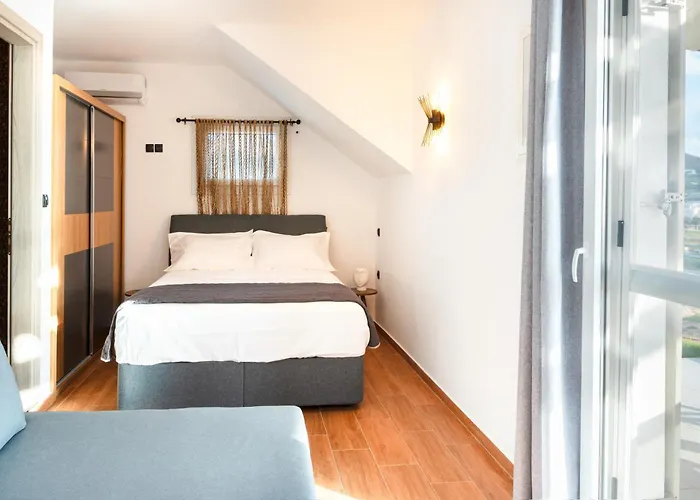 Mont' Rock 3 Posidhonia (Syros)